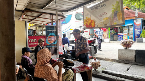 Wahid (52) sedang menawarkan dagangannya di Terminal Kalideres, Jakarta Barat, Minggu (6/4). Foto: Rayyan Farhansyah/kumparan
