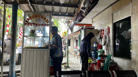 Warung Makan Sunda Bu Nelly di Terminal Kalideres Jakarta Barat, Minggu (6/4). Foto: Rayyan Farhansyah/kumparan