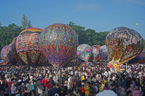 Sejumlah warga menyaksikan penerbangan balon udara saat Festival Balon Udara 2025 di alun-alun Kota Wonosobo, Jawa Tengah, Minggu ( 6/4/2025). Foto: Anis Efizudin/ANTARA FOTO