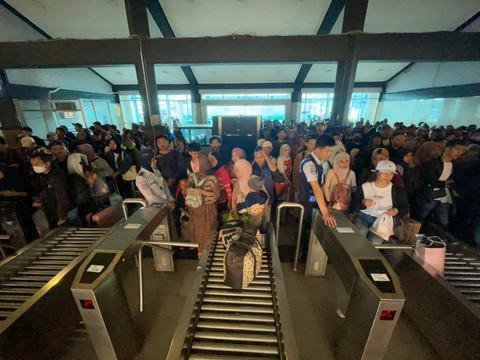 Ratusan pejalan kaki di area counter check in dermaga reguler Pelabuhan Bakauheni Lampung. | Foto: Bella Sardio/Lampung Geh