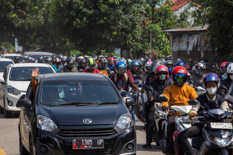 Pemudik memadati jalur Pantura Lohbener, Indramayu, Jawa Barat, Minggu (6/4/2025). Foto: Dedhez Anggara/ANTARA FOTO