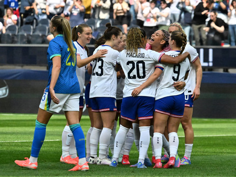 Timnas Wanita Amerika Serikat (USWNT) kalahkan Brasil dalam laga persahabatan, Sabtu (5/4). Foto: AFP/ROBYN BECK
