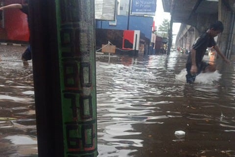 Banjir merendam Jalan Ciledug Raya, Seskoal, Jakarta Selatan, Minggu (6/4/2025). Foto: BPBD Jakarta