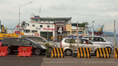 Arus balik di Pelabuhan Ketapang, Minggu (6/4). dok. kumparan