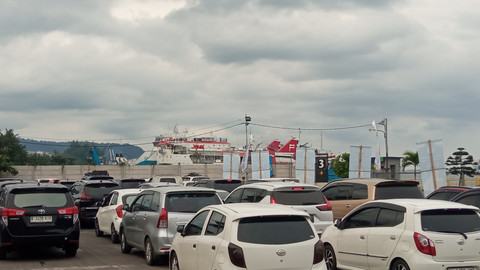 Arus balik di Pelabuhan Ketapang, Minggu (6/4). dok. kumparan
