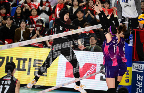 Megawati Hangestri saat Red Sparks vs Pink Spiders dalam partai ketiga final Liga Voli Korsel 2024/25 di Chungmu Gymnasium, Daejeon, Jumat (4/4). Foto: kovo.co.kr