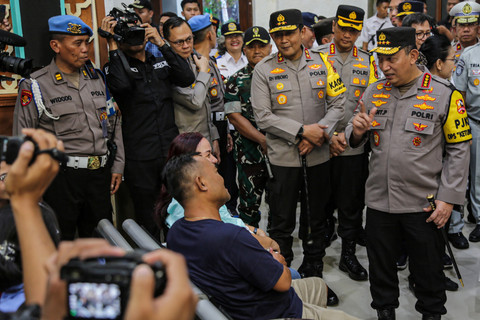 Kapolri Jenderal Pol Listyo Sigit Prabowo (kanan) didampingi Kapolda Jawa Tengah Irjen Pol Ribut Hari Wibowo (ketiga kanan) berbincang dengan calon penumpang kereta api saat meninjau di Stasiun Tawang, Semarang, Jawa Tengah, Sabtu (5/4/2025). Foto: Makna Zaezar/ANTARA FOTO