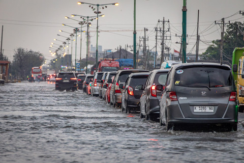 Kendaraan bermotor yang didominasi pemudik melaju perlahan menembus jalan raya pantura Demak KM Surabaya-Semarang yang terendam limpahan air laut ke daratan (rob) di Kecamatan Sayung, Kabupaten Demak, Jawa Tengah, Minggu (6/4/2025). Foto: Aji Styawan/ANTARA FOTO