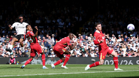 Pemain Fulham Alex Iwobi mencetak gol ke gawang Liverpool pada pertandingan Liga Inggris di Craven Cottage, London, Inggris, Minggu (6/4/2025). Foto: John Sibley/REUTERS