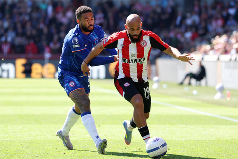 Pemain Brentford Bryan Mbeumo berebut bola dengan pemain Chelsea Reece James pada pertandingan Liga Inggris di Stadion Komunitas GTech, London, Inggris, Minggu (6/4/2025). Foto:  Ian Walton /REUTERS