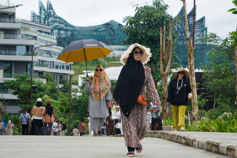 Sejumlah warga berjalan saat mengunjungi Kawasan Inti Pusat Pemerintahan (KIPP) di Ibu Kota Nusantara (IKN), Penajam Paser Utara, Kalimantan Timur, Minggu (6/4/2025). Foto: Aditya Nugroho/ANTARA FOTO
