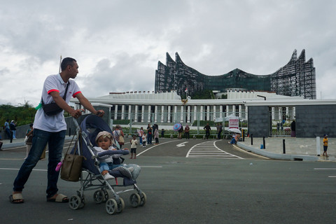 Warga berjalan saat mengunjungi Kawasan Inti Pusat Pemeri...                    </div>

                    <div class=