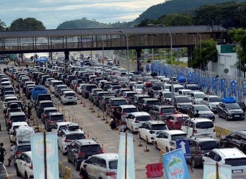 Mobil pemudik antre untuk memasuki kapal di Pelabuhan Bakauheni, Lampung Selatan, Lampung, Minggu (6/4/2025). Foto: Ardiansyah/ANTARA FOTO