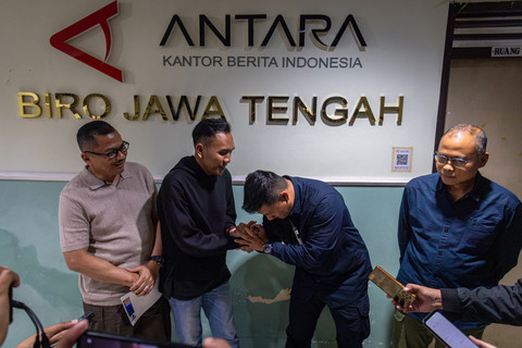 Direktur Pemberitaan LKBN ANTARA Irfan Junaidi (kanan) bersama Kabid Humas Polda Jateng Artanto (kiri) menyaksikan oknum polisi Walpri 2 Kapolri Ipda Endri Purwa Sefa (kedua kanan) menjabat tangan Wartawan foto LKBN ANTARA Makna Zaezar (kedua kiri). Foto: ANTARA FOTO/Aji Styawan