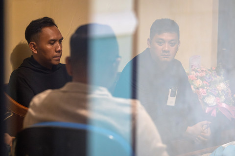 Wartawan foto LKBN ANTARA Makna Zaezar (kiri) yang menjadi korban kekerasan oknum polisi menjalani mediasi dengan pelaku, Walpri 2 Kapolri Ipda Endri Purwa Sefa (kanan) di Kantor LKBN ANTARA Biro Jawa Tengah, di Semarang. Foto: ANTARA FOTO/Aji Styawan