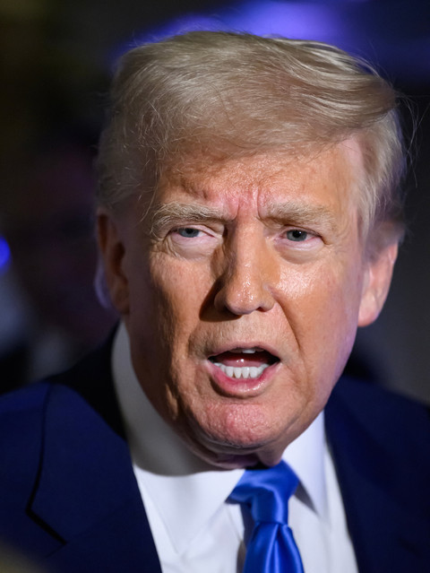 Presiden AS Donald Trump berbicara kepada wartawan saat berada di pesawat Air Force One, dalam perjalanan menuju Pangkalan Gabungan Andrews pada tanggal 6 April 2025. Foto: MANDEL NGAN / AFP