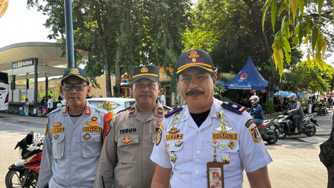 Kepala Terminal Kalideres (paling kanan) Revi Zulkarnain saat di Wawancara Di Terminal Kalideres, Jakarta Barat, Senin (7/4). Foto: Rayyan Farhansyah/kumparan