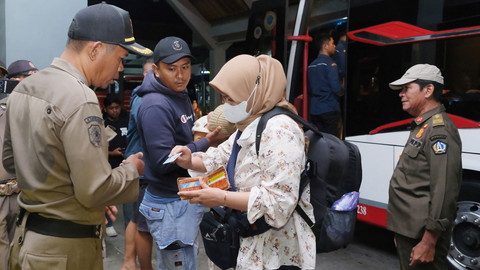 Anggota Satpol PP Kabupaten Badung memeriksa kartu tanda penduduk (KTP) milik penumpang bus AKAP saat inspeksi mendadak (sidak) pada arus balik Lebaran di Terminal Mengwi, Badung, Bali, Senin (7/4/2025). Foto: ANTARA FOTO/Nyoman Hendra Wibowo