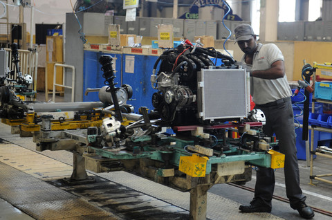 Pekerja India bekerja di jalur perakitan komponen kendaraan Datsun Go dan Renault Kwid di pabrik Renault Nissan Automotive India di Chennai pada tanggal 26 Oktober 2016. Foto: Arun SANKAR / AFP