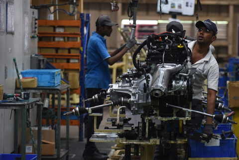 Pekerja India bekerja di jalur perakitan komponen kendaraan Datsun Go dan Renault Kwid di pabrik Renault Nissan Automotive India di Chennai pada tanggal 26 Oktober 2016. Foto: Arun SANKAR / AFP