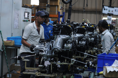 Pekerja India bekerja di jalur perakitan komponen kendaraan Datsun Go dan Renault Kwid di pabrik Renault Nissan Automotive India di Chennai pada tanggal 26 Oktober 2016. Foto: Arun SANKAR / AFP