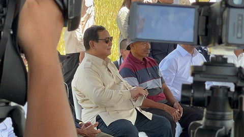 Momen Presiden Prabowo Subianto mendengarkan dan mencatat aspirasi petani secara langsung maupun daring saat hadiri acara panen raya di Kabupaten Majalengka, Jawa Barat, Senin (7/4/2025). Foto: Luthfi Humam/kumparan