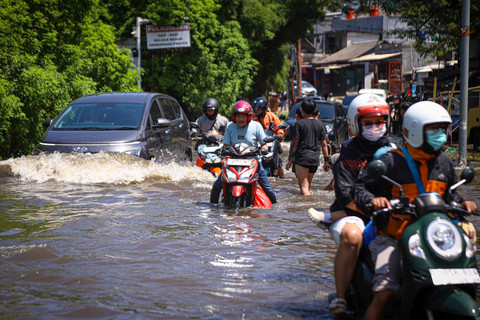 Arus lalu lintas di jalan Kembangan Raya arah jalan Lingkar Luar tersendat akibat banjir, Senin (7/4). Foto: Iqbal Firdaus/kumparan
