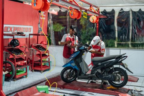 Teknisi di Bale Santai Honda memeriksa kondisi motor pemudik (Dok: AHM)