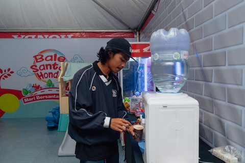 Pemudik menikmati makanan ringan dan minuman gratis yang tersedia di Bale Santai Honda (Dok AHM)