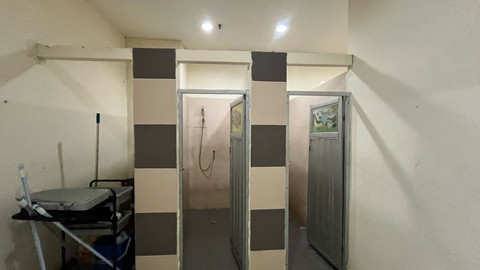 Melihat fasilitas kamar mandi di penginapan seharga Rp 15 Ribu per malam di Terminal Pulo Gebang, Jakarta Timur. Foto: Haya Syahira/kumparan