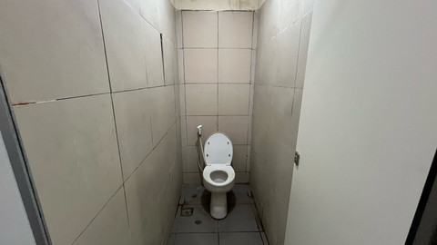 Melihat fasilitas kamar mandi di penginapan seharga Rp 15 Ribu per malam di Terminal Pulo Gebang, Jakarta Timur. Foto: Haya Syahira/kumparan
