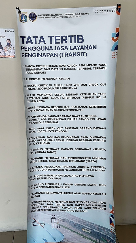 Melihat tata tertib di penginapan Rp 15 Ribu per malam di Terminal Pulo Gebang, Jakarta Timur. Foto: Haya Syahira/kumparan