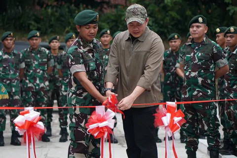 Komandan Batalyon Infanteri 328/Dirgahayu, Letkol Inf Adekurniawan, bersama Letkol Inf Teddy Indra Wijaya meresmikan Lapangan Tembak 100 meter yang berada di lingkungan Yonif 328, Sabtu (6/4). Foto: @penkostrad