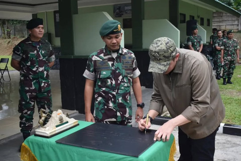 Komandan Batalyon Infanteri 328/Dirgahayu, Letkol Inf Adekurniawan, bersama Letkol Inf Teddy Indra Wijaya meresmikan Lapangan Tembak 100 meter yang berada di lingkungan Yonif 328, Sabtu (6/4). Foto: @penkostrad