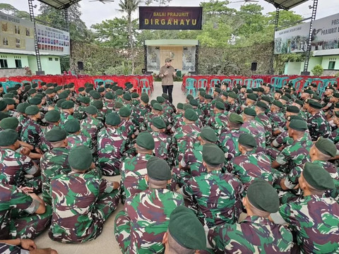 Komandan Batalyon Infanteri 328/Dirgahayu, Letkol Inf Adekurniawan, bersama Letkol Inf Teddy Indra Wijaya meresmikan Lapangan Tembak 100 meter yang berada di lingkungan Yonif 328, Sabtu (6/4). Foto: @penkostrad