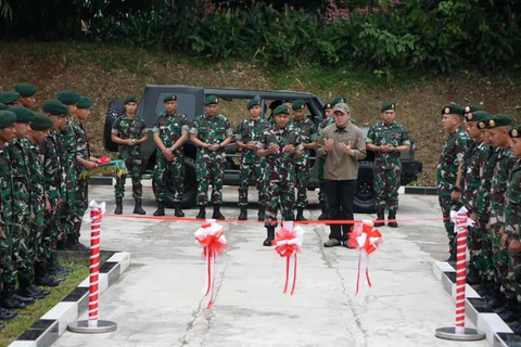 Komandan Batalyon Infanteri 328/Dirgahayu, Letkol Inf Adekurniawan, bersama Letkol Inf Teddy Indra Wijaya meresmikan Lapangan Tembak 100 meter yang berada di lingkungan Yonif 328, Sabtu (6/4). Foto: @penkostrad