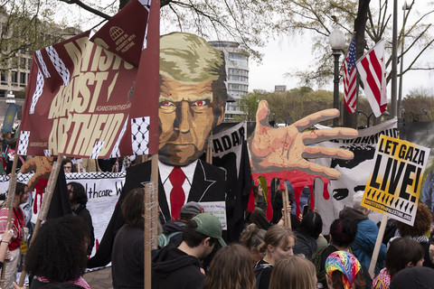 Para pengunjuk rasa pro-Palestina yang membawa gambar Presiden Donald Trump berkumpul dalam sebuah demonstrasi sebelum berbaris menuju kantor pusat Imigrasi dan Bea Cukai AS (ICE), Sabtu, 5 April 2025, di Washington. Foto: AP/Manuel Balce Ceneta