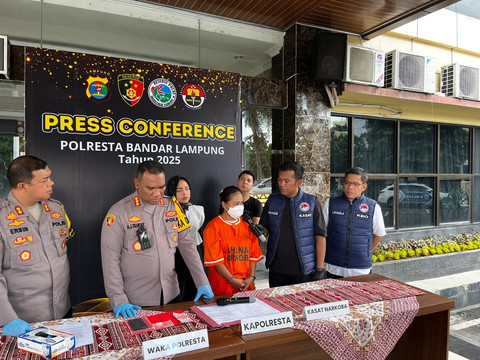 Wanita yang diamankan karena menjual narkoba jenis sabu. | Foto: Sinta Yuliana/Lampung Geh