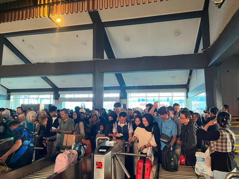 Antrean penumpang pejalan kaki di area check-in tiket dermaga reguler pelabuhan Bakauheni | Foto : Eka Febriani / Lampung Geh