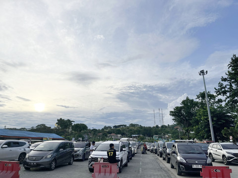 Antrean kendaraan roda empat di area kantong parkir pelabuhan Bakauheni pada arus balik H+5 Lebaran | Foto : Eka Febriani / Lampung Geh