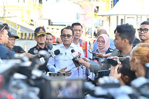 Direktur Utama PT ASDP Indonesia Ferry (Persero) Heru Widodo saat meninjau penyeberangan arus balik Lebaran 2025 lintasan utama Bakauheni–Merak. Foto: Dok. ASDP
