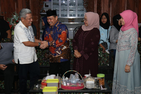 Gurbernur Kalbar, Ria Norsan saat berlebaran ke rumah Tokoh Masyarakat Kalbar, Muda Mahendrawan. Foto: Dok. Adpim Pemprov Kalbar. 