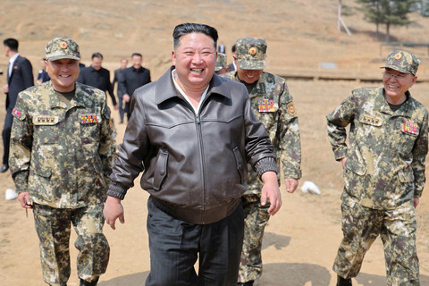 Pemimpin Korea Utara Kim Jong-un mengunjungi pangkalan pelatihan militer di Korea Utara, Jumat (4/7/2025). Foto: KCNA/via REUTERS