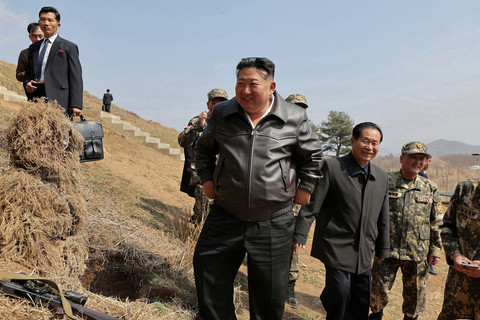 Pemimpin Korea Utara Kim Jong-un mengunjungi pangkalan pelatihan militer di Korea Utara, Jumat (4/7/2025). Foto: KCNA/via REUTERS