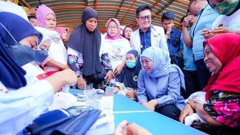 Gubernur Jatim Khofifah Indar Parawansa saat bersama ibu hamil. Foto: Humas Pemprov Jatim 