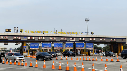 Arus lalu lintas di Gerbang Tol Cikampek Utama, Senin (7/4/2025). Foto: Jonathan Devin/kumparan