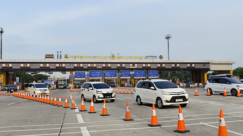 Arus lalu lintas di Gerbang Tol Cikampek Utama, Senin (7/4/2025). Foto: Jonathan Devin/kumparan