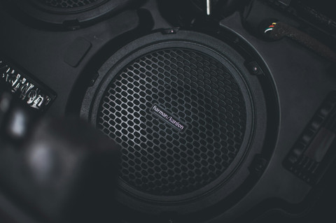 Ilustrasi Penyebab Head Unit Mobil Tidak Keluar Suara, Sumber Unsplash Olivie Zemanova