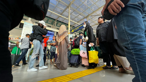 Suasana kedatangan penumpang di Stasiun Pasar Senen, Jakarta Pusat,  Senin (7/4/2025). Foto: Rayyan Farhansyah/kumparan