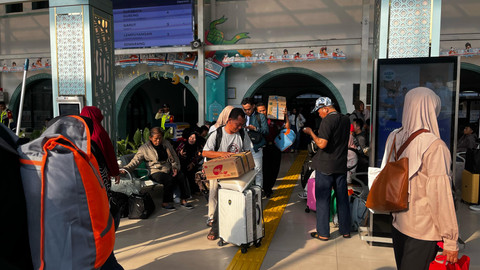 Suasana kedatangan penumpang di Stasiun Pasar Senen, Jakarta Pusat,  Senin (7/4/2025). Foto: Rayyan Farhansyah/kumparan